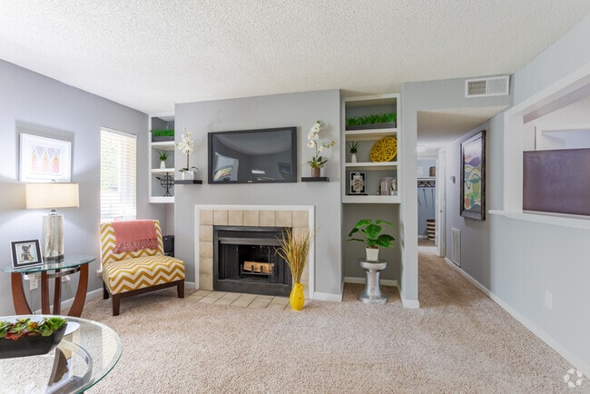 1BR, 1BA - 953SF Maple - Living Area