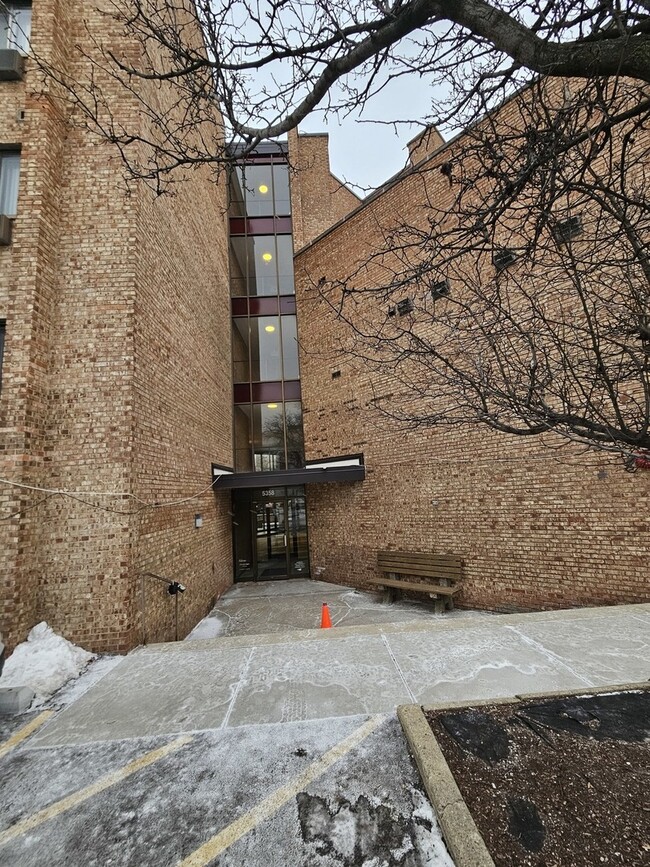 Building Photo - 5358 N Cumberland Ave