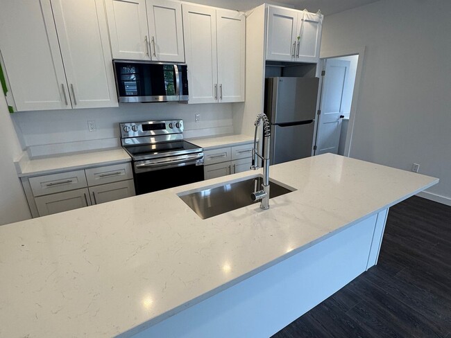 Building Photo - 71 Perrin St Unit 2