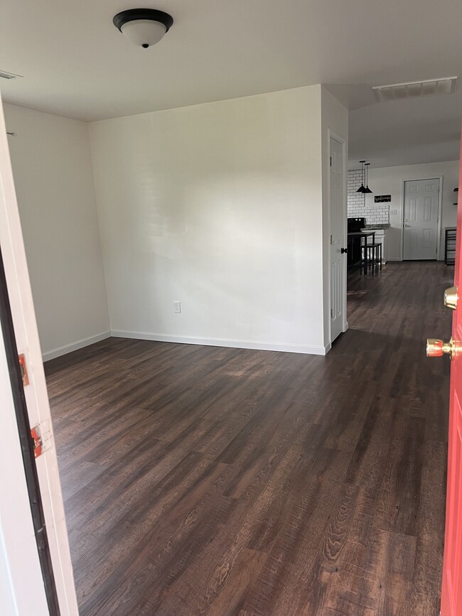 1087 W Main St