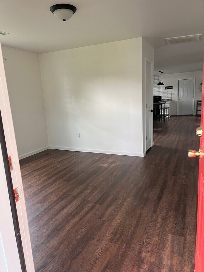 Photo - 1087 W Main St