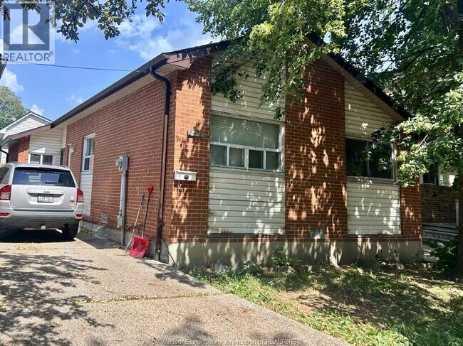 Photo - 8477 Darlington Crescent