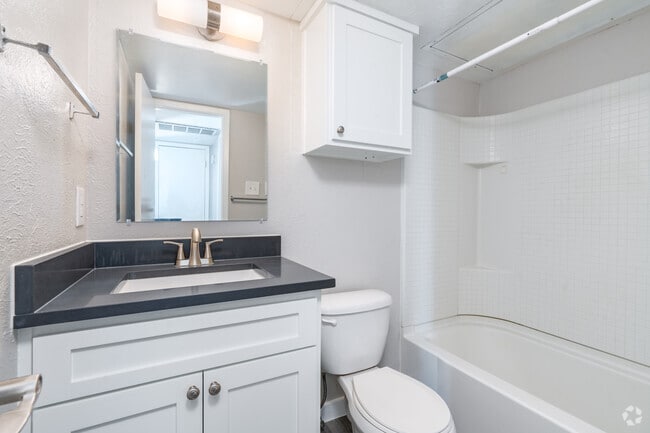 Juniper - 1 habitación, 1 baño - 640 pies cuadrados - Baño - Gazebo Apartments (Denton, Tx)