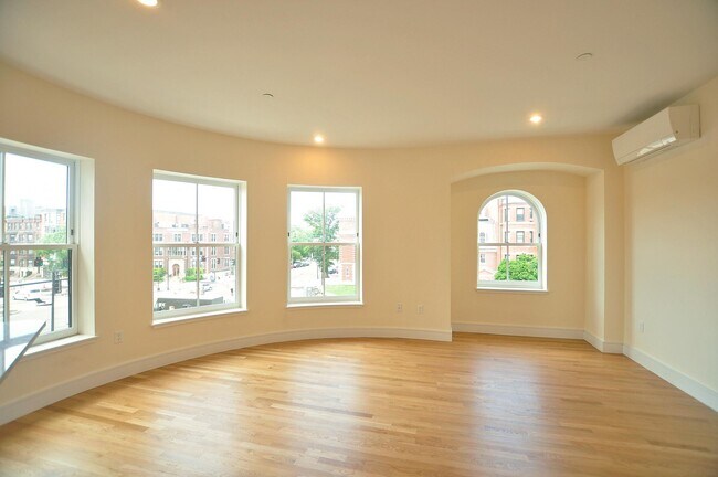 Photo - 869 Beacon St