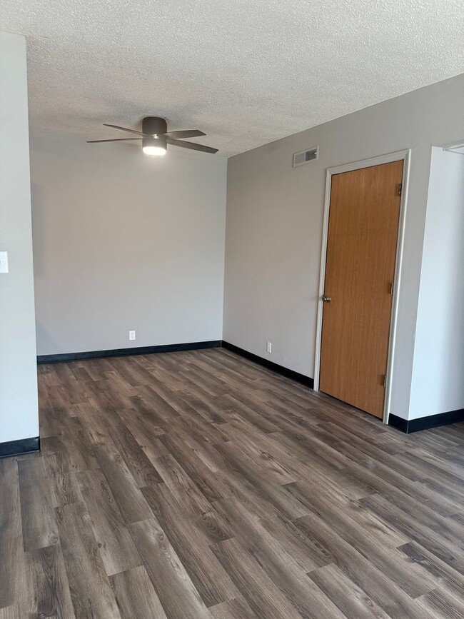 Building Photo - Comfortable 2BR Apartment in SW CoMo Unit 106