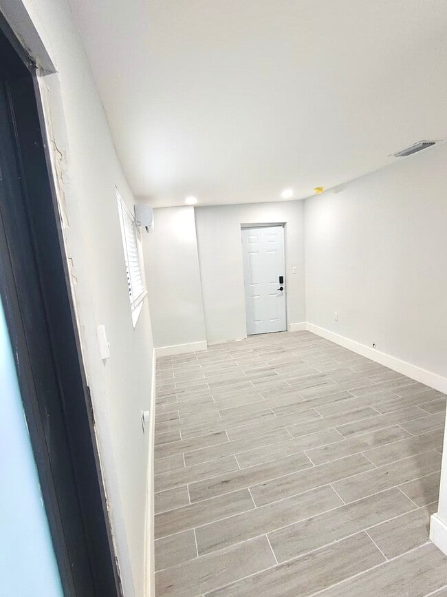 Photo - 141 NE 183rd Ter