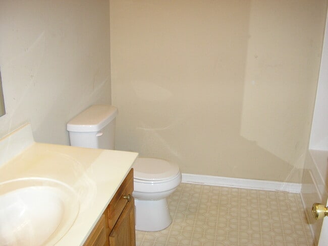 Photo - 4490 Woodstone Dr Unit B