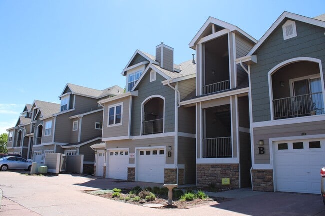 Building Photo - Spacious 2-Bedroom Condo Backing to Open Space