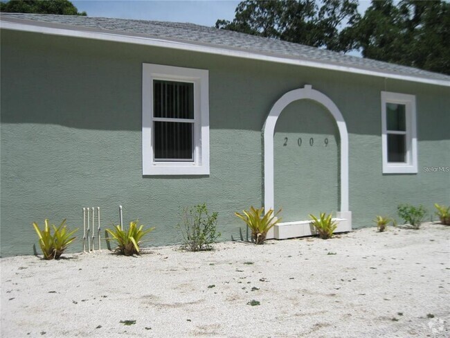 Building Photo - 2009 Cocoanut Ave Unit 2 OR 4 Rental