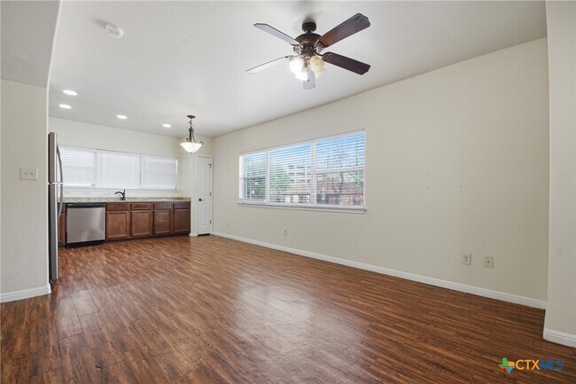 Photo - 302 W San Antonio St