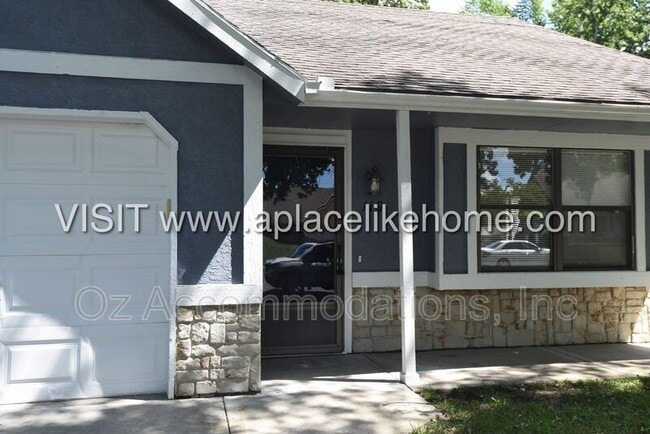 Photo - 119 SE Greystone Dr