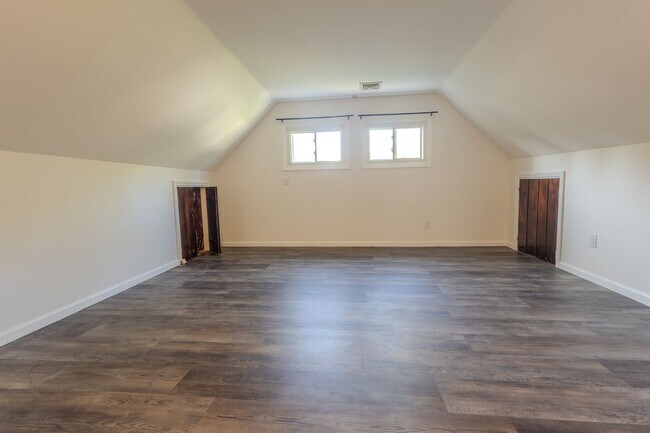 Photo - Spacious 2 Bedroom, 1 Bathroom (Full House...