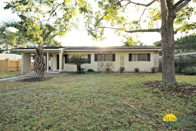 Building Photo - Lovely 3 Bedroom Home in Fort Walton