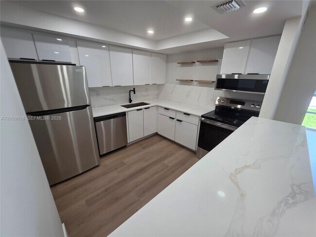 501 Three Islands Boulevard Unidad 112