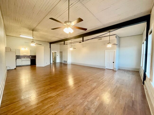 Photo - 105 W Hickory St