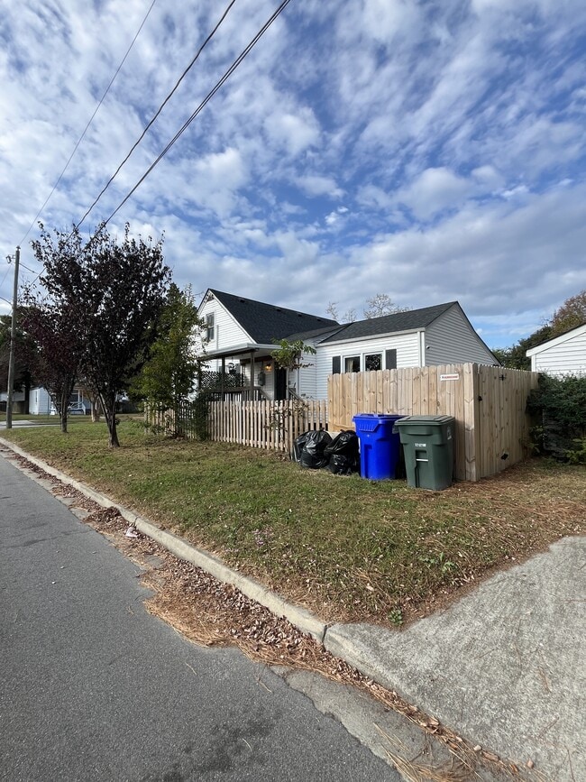 Photo - 2900 Peronne Ave