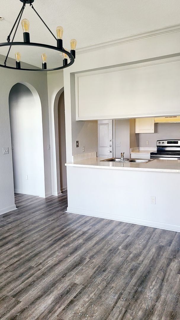 Building Photo - Upgraded 1brm condo with luxury vinyl flooring and modern lighting.