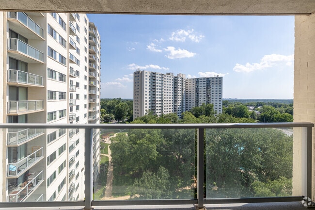 2BR, 2BA - 1,150SF - Patio