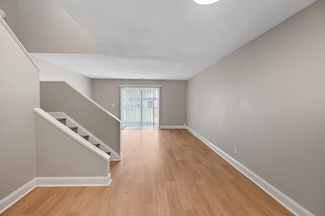 Colonial Pointe Apartments