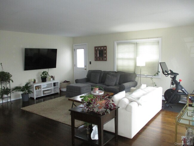 Photo - 353 E Pine St