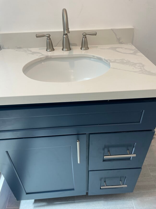 Bathroom - 1714 Grove St Unit 17