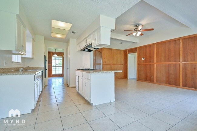 Photo - 712 Meadowglen Dr