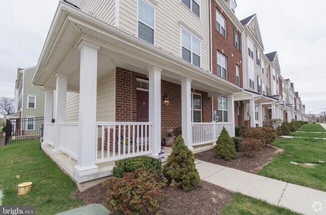 Building Photo - End Unit Townhome