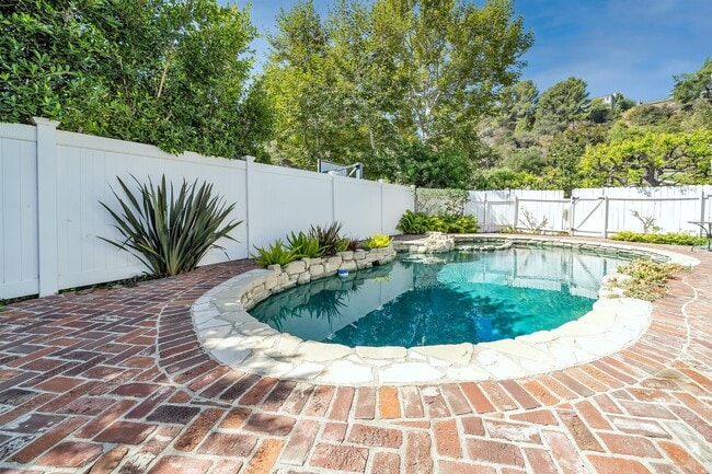 Photo - 2324 Banyan Dr