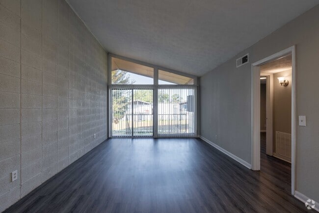 1BR, 1BA - 710SF