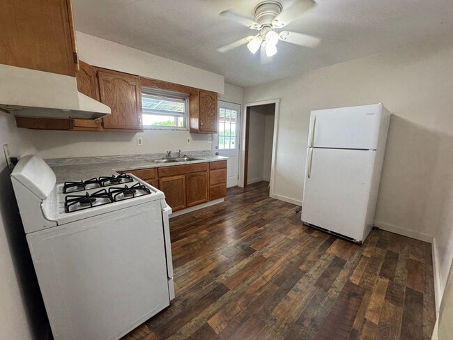 Building Photo - Cozy, Convenient Nothside 2 Bedroom Apartm... Rental