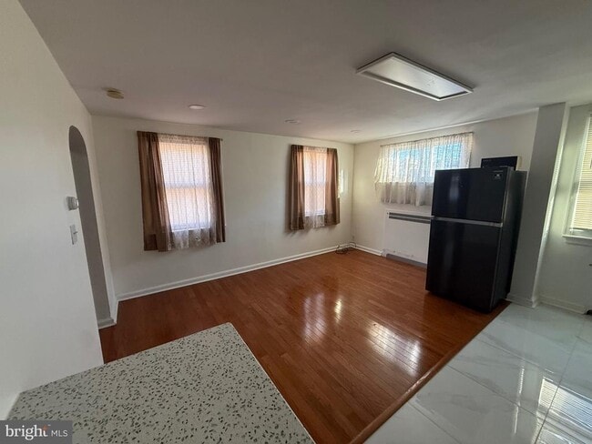 Building Photo - 363 Sherbrook Blvd