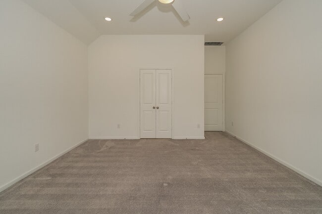 Building Photo - 2513 Seneca Lk Dr