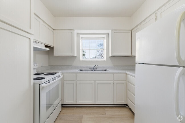 2BR, 1.5BA - 900SF - Kitchen - Southern Oaks Apartments