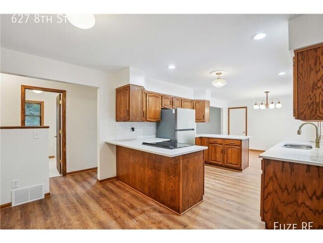 Photo - 627 8th St N
