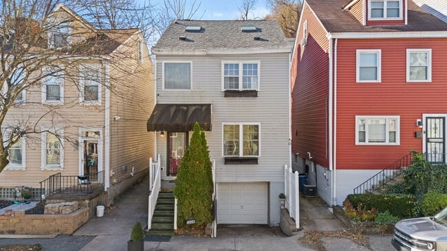 Building Photo - Charming 3 Bedroom/4 Bathroom Detached Home Located In The South Side Flats. Available Immediately.