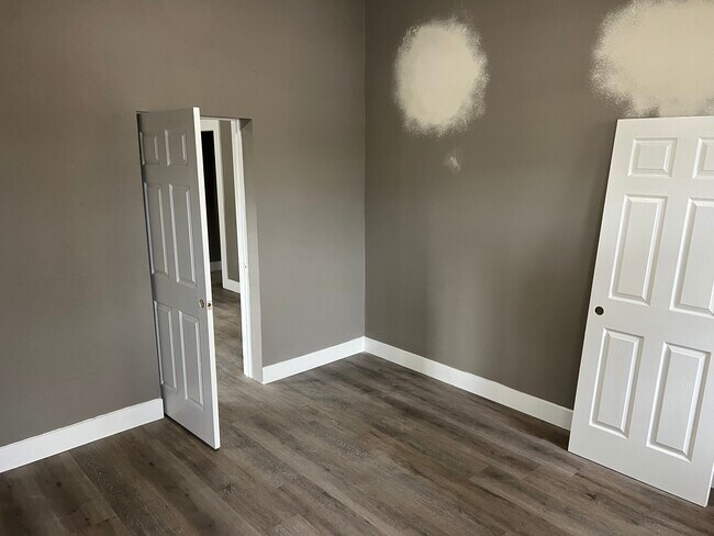 Photo - 245 W Oak St