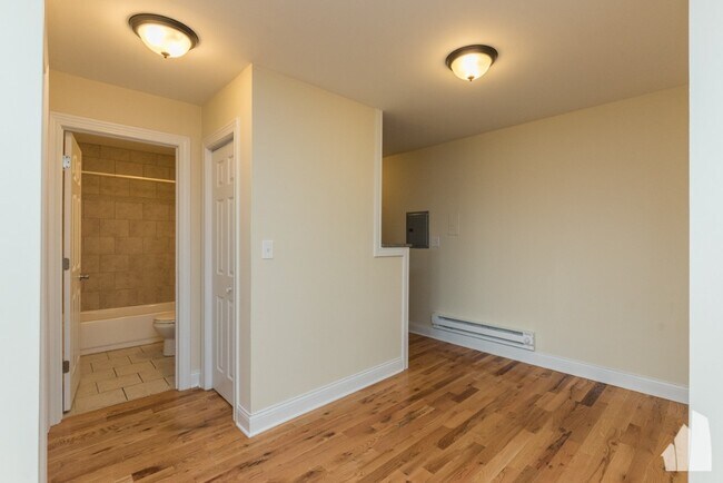 555 W Arlington Pl Unit 202