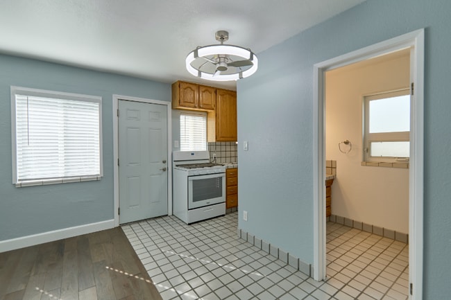 Photo - 781 Elm St Unidad back