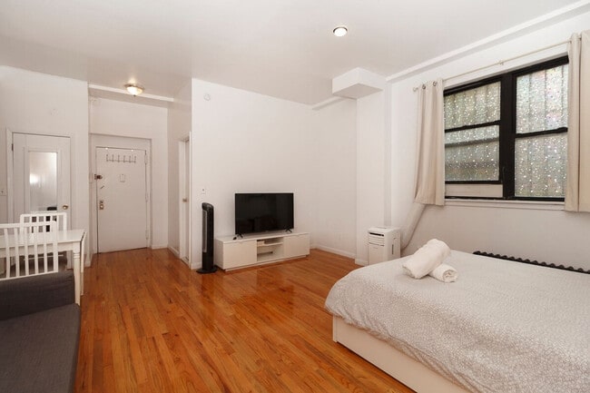 Building Photo - 215 B E 95th St Rental