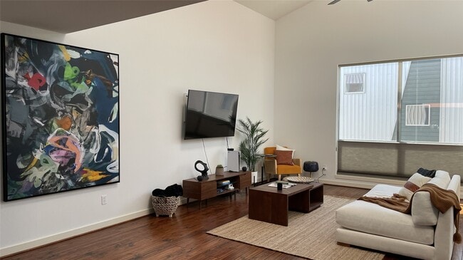 Photo - 2918 Commerce St