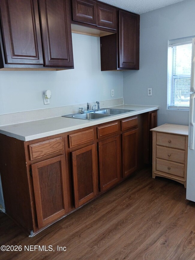 Photo - 865 W 27th St