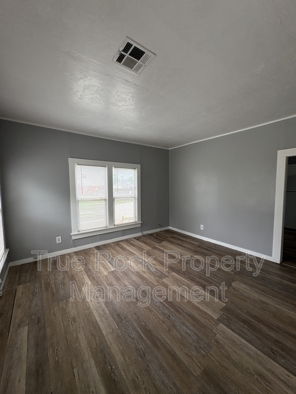 Photo - 225 N Hope Ave