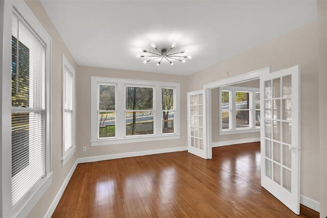 Photo - 809 E Riverside Dr