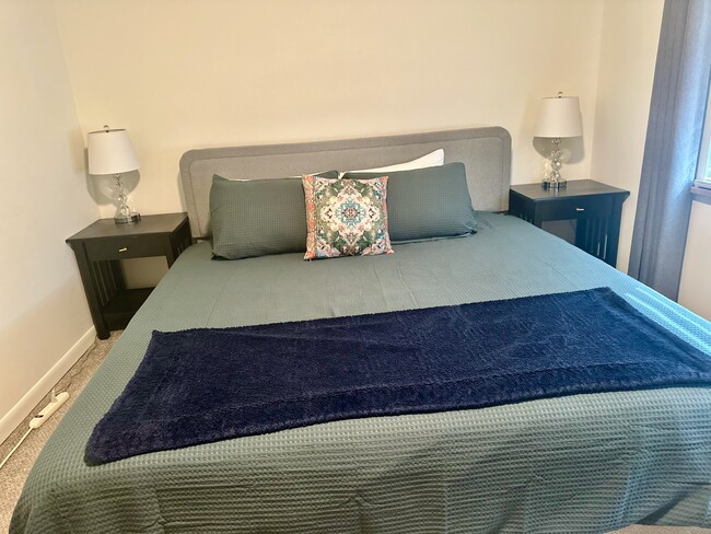 New King Memory foam bed - 1214 Glade Hill Dr