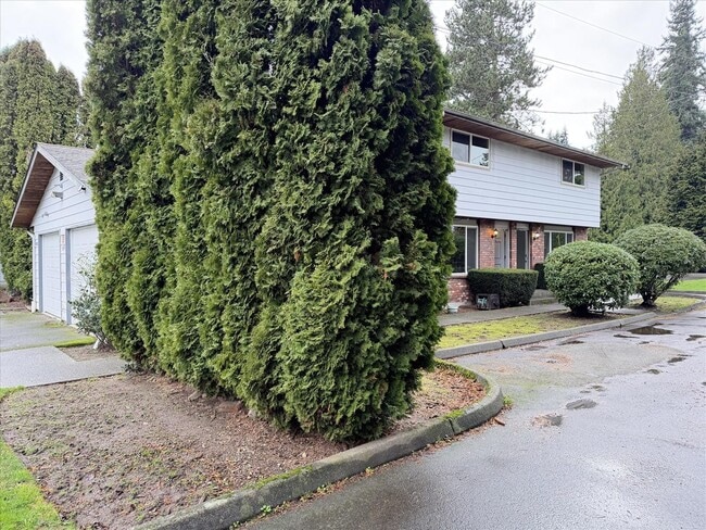 Photo - $2100 / 2br - 789 ft2 - Townhome/garage/fenced yard