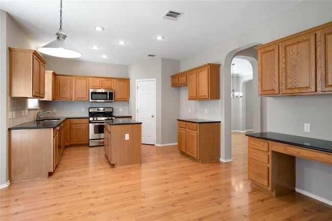 Photo - 2633 Bolton St