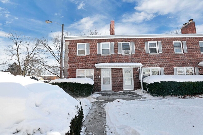 Building Photo - 338 S Chase Ave