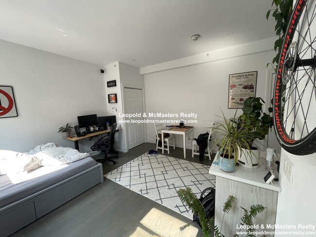 Building Photo - 50 Queensberry St Rental