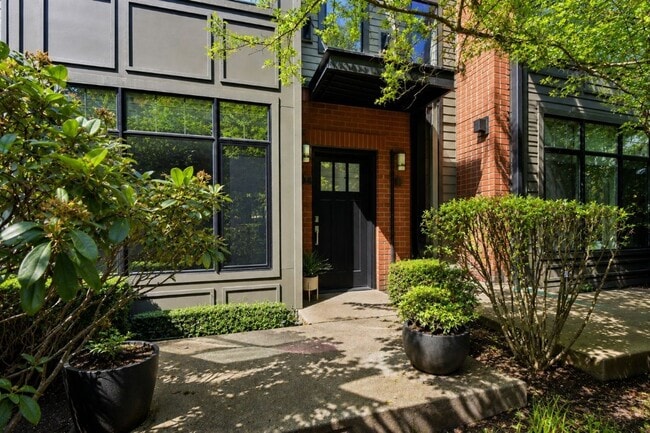 Building Photo - 2Bd/1.75Ba Bellevue Townhome