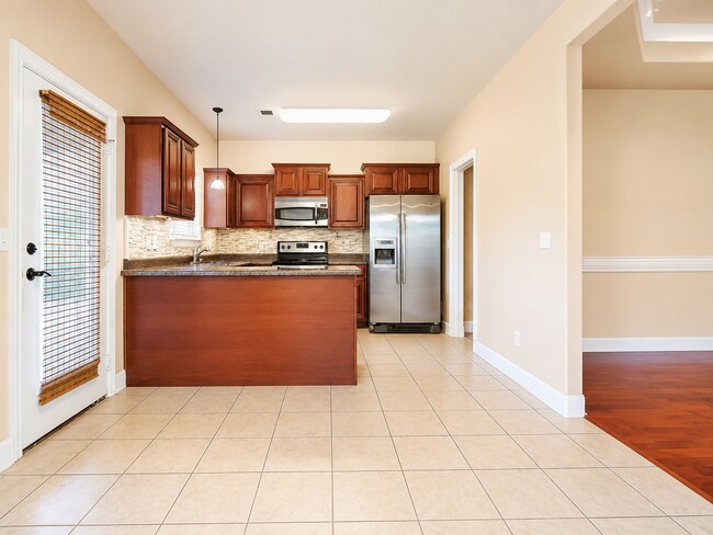 1252 N Cannondale Dr